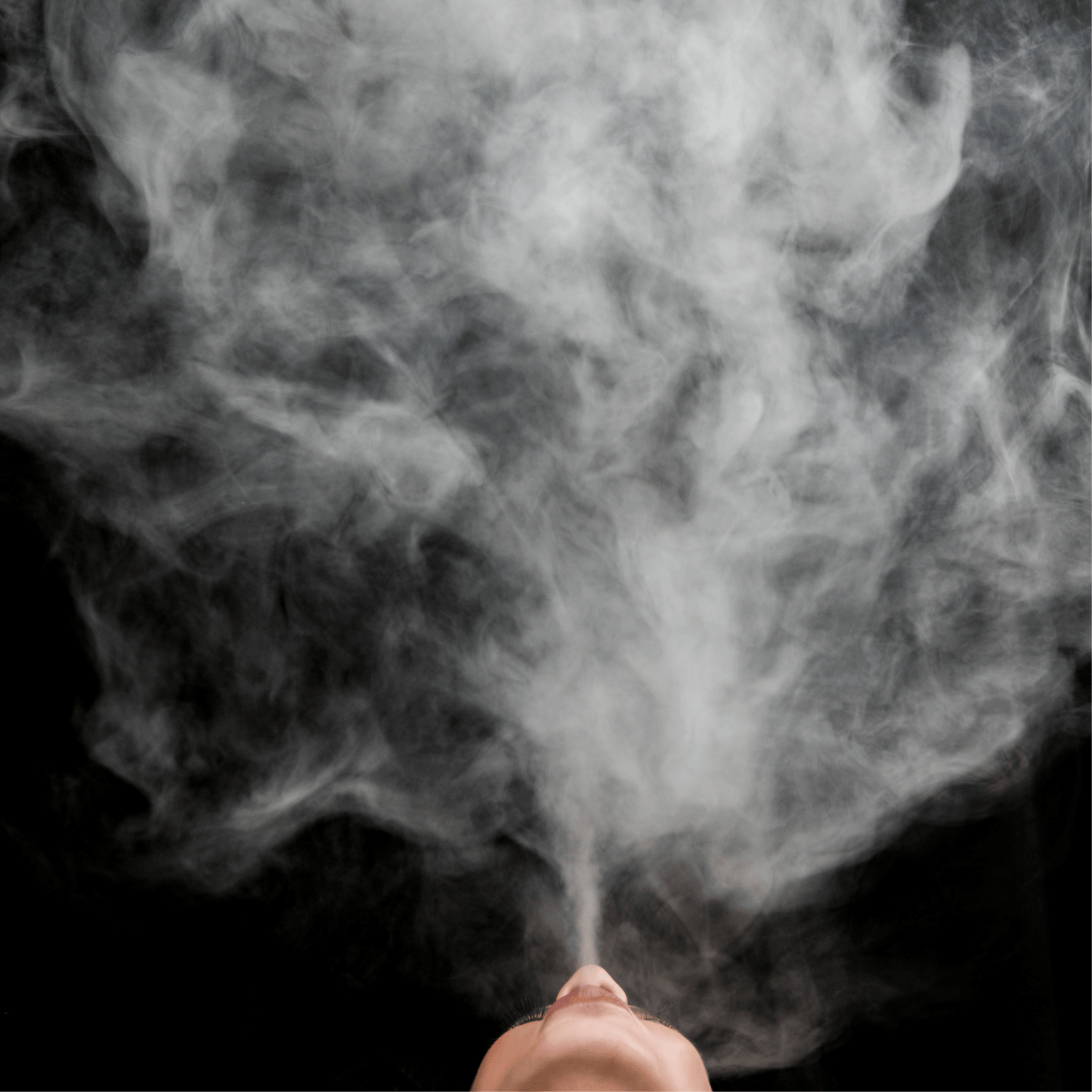 Frau, die Rauch ausatmet