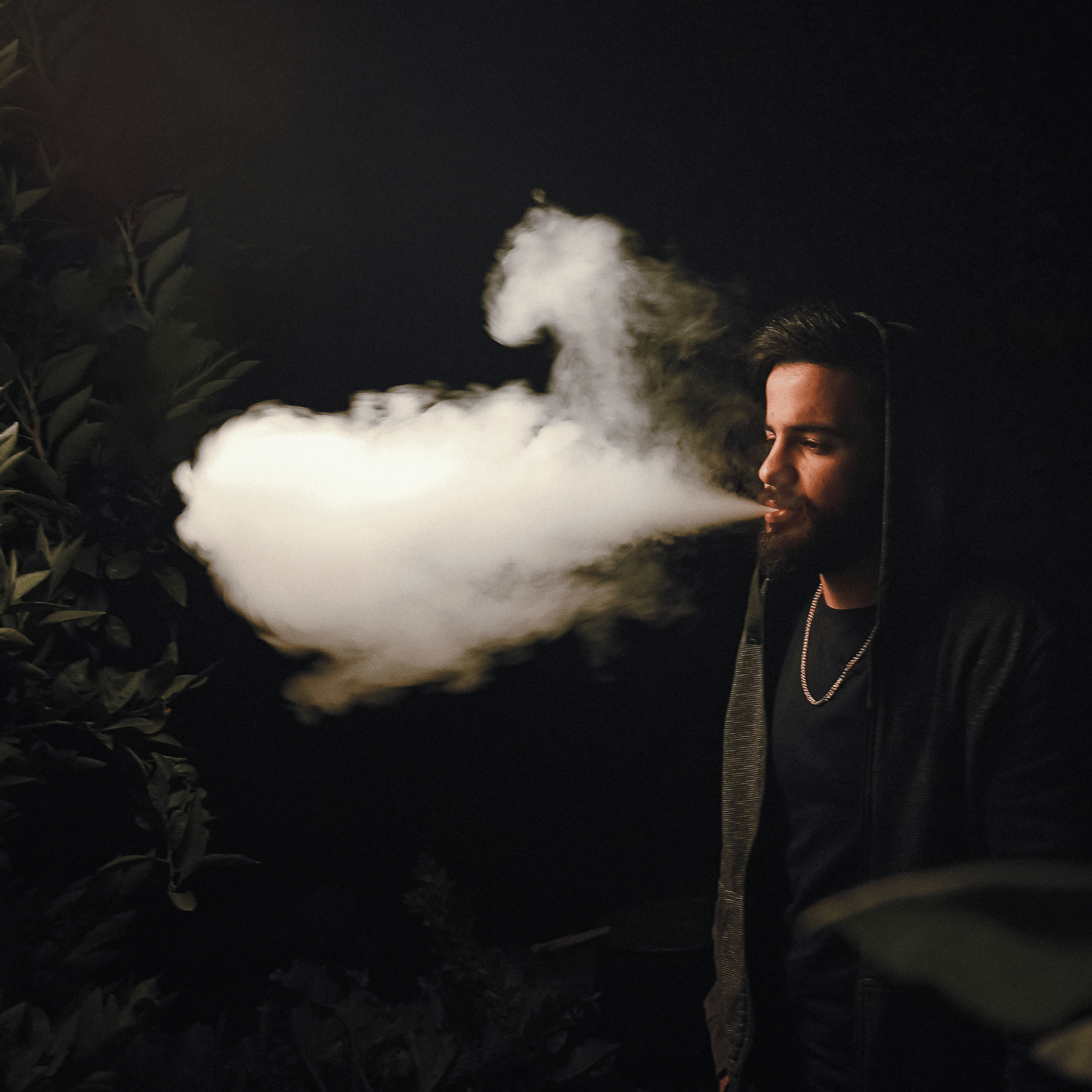 Mann, der Rauch ausatmet