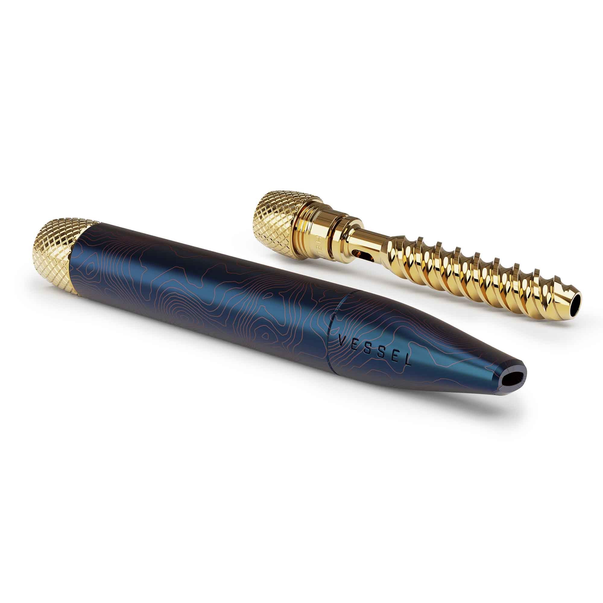 Vessel Pen mit blauem Gehäuse und goldenen Akzenten zusammengesetzt