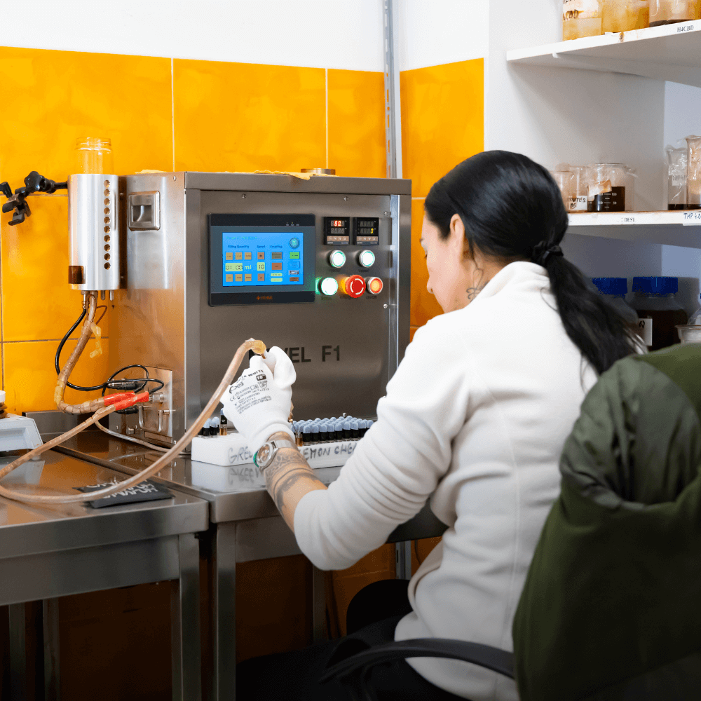 Frau stellt THC Vapes her