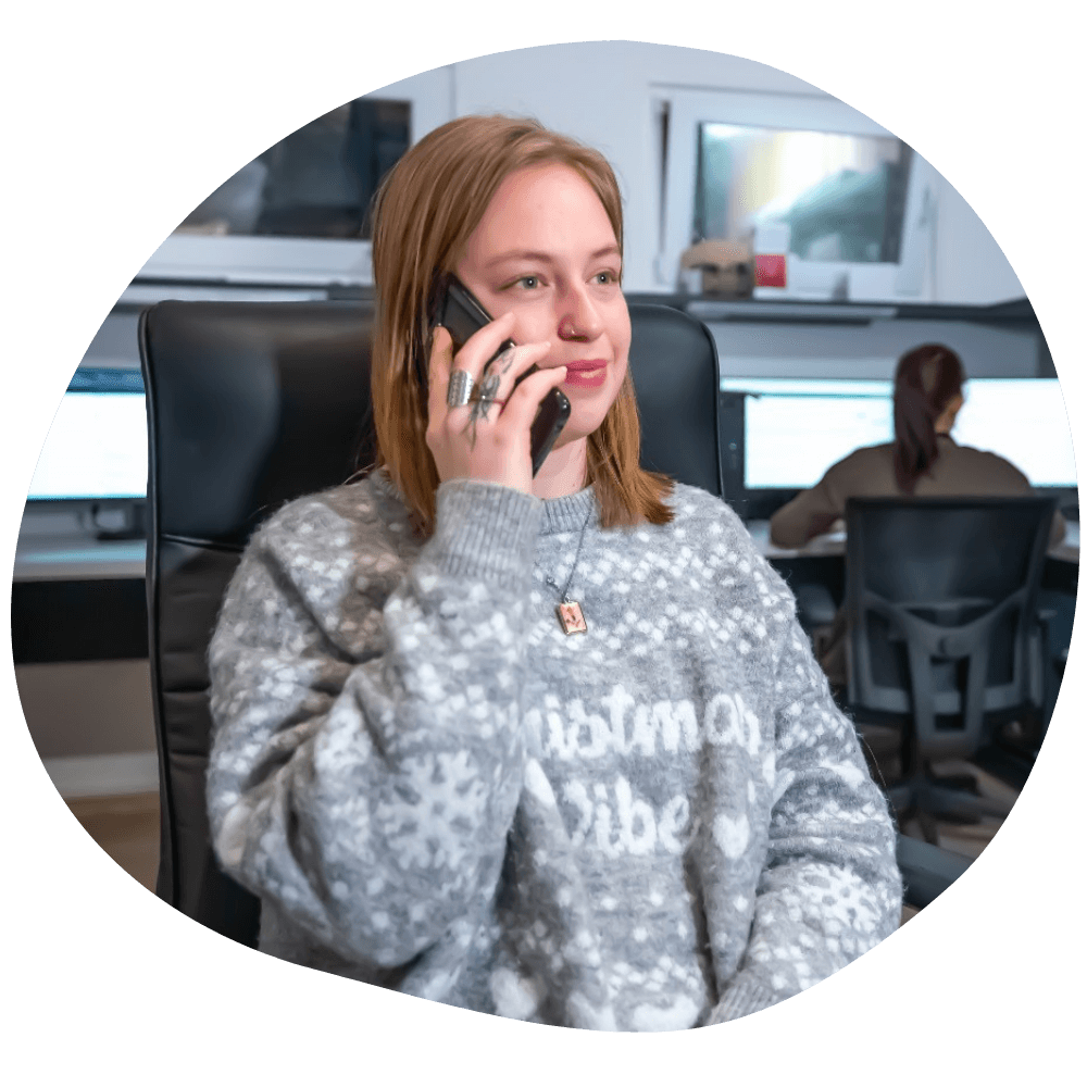 Canapuff Supporterin am Telefon spricht mit Kundin Fokus auf das Mädchen