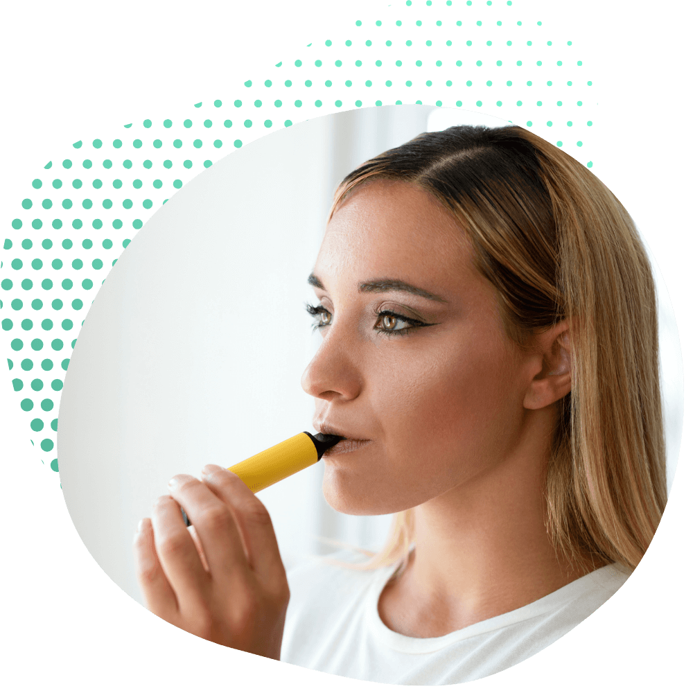 Mädchen raucht Vape